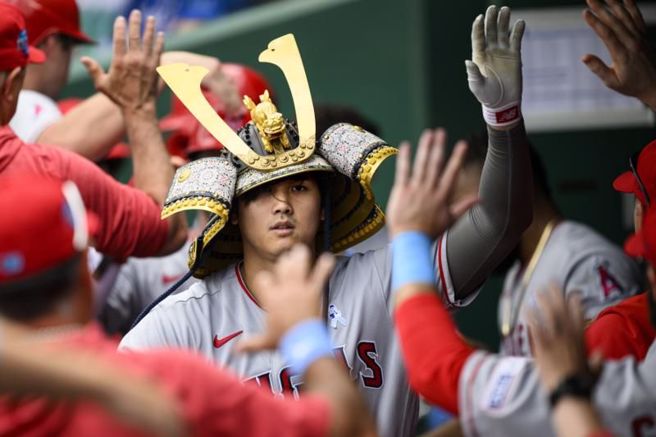 天使大谷翔平庆祝击出全垒打。（美联社）