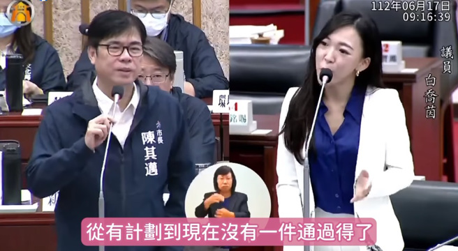 國民黨高雄市議員白喬茵（右）質疑楠梓區申請的人行改善全都未通過，自嘲「楠梓比較細漢嗎？」。（圖／翻攝自白喬茵臉書）