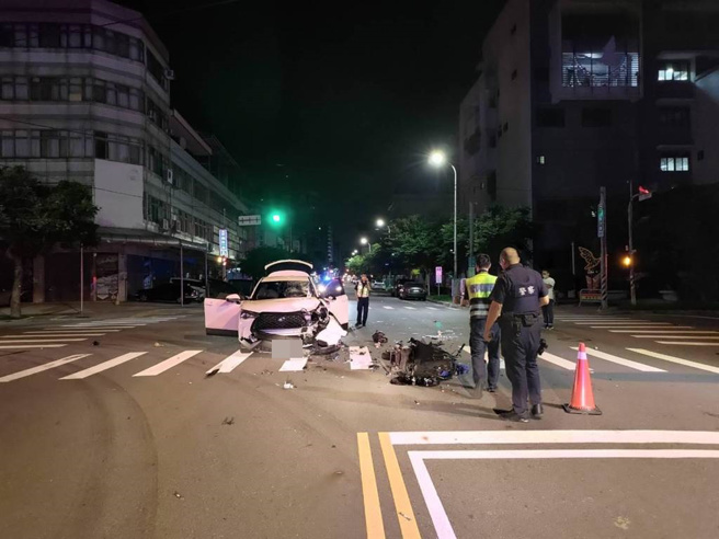 车祸现场机车零件散落一地，汽车车头也严重毁损。（民眾提供）