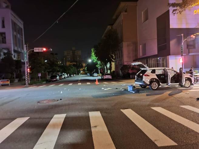 车祸现场机车零件散落一地，汽车也毁损严重。（民眾提供）