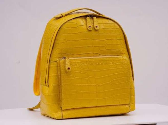 Kiton黃鱷魚皮革後背包，204萬6400元。（Kiton提供）