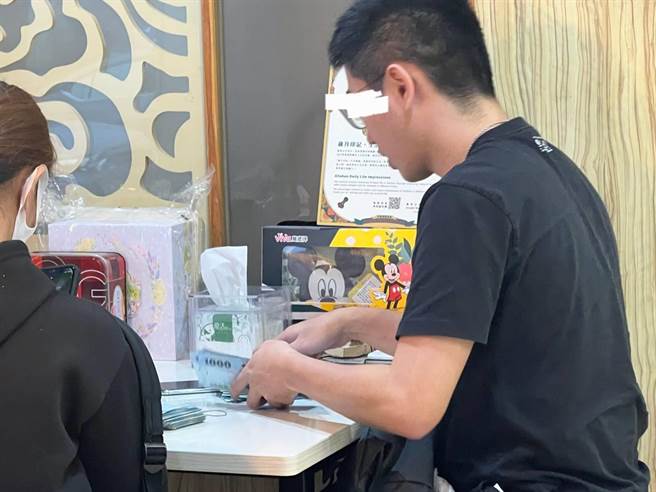 邱姓車子取款過程全被警方蒐證錄下。（竹崎分局提供∕呂妍庭嘉義傳真）