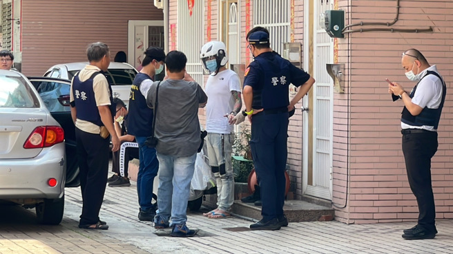 万丹警匪持枪对峙，嫌犯就逮起出4枪。(林和生摄)