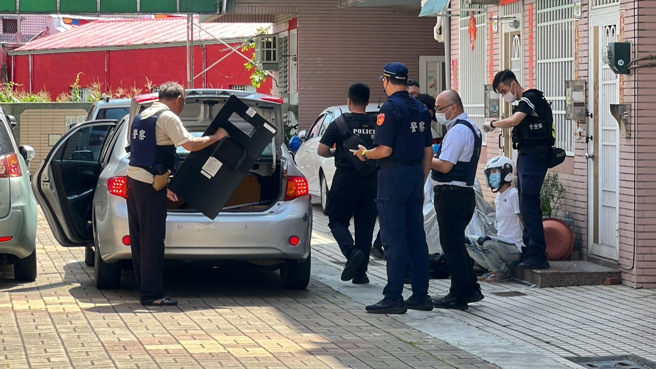 万丹警匪持枪对峙，嫌犯就逮起出4枪。(林和生摄)
