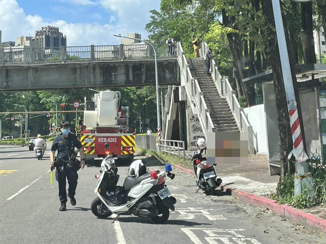 高雄市陸橋19日上午驚傳遺體吊橋下事件，男子騰空懸掛在三層樓高的陸橋橋身下。（民眾提供／袁庭堯高雄傳真）