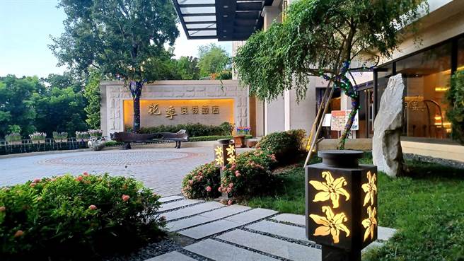 隐身于高雄田寮区绿林秘境中的花季度假饭店，吸引不少香港及日本的观光客来度假，享受两天一夜轻旅行。(陈韵萍摄)
