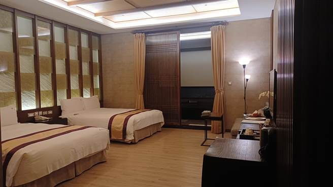 花季度假饭店共有54间汤泉景观客房，客房面积16坪起跳，空间宽敞。(陈韵萍摄)