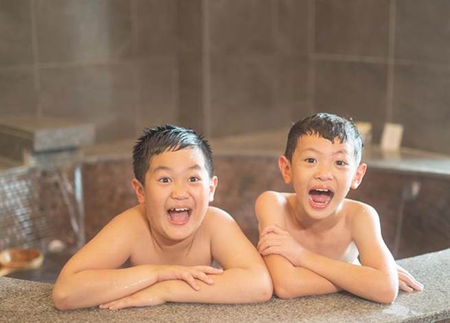 亲子房内超大浴室空间设有水球墙和双汤池，同时可玩水球和泡汤。(花季度假饭店提供)