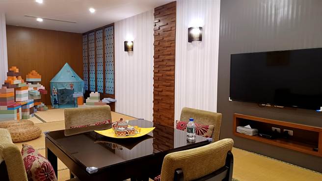 亲子房占地40坪，业者规划出蔺草和室客厅，备有色彩缤纷的儿童大型积木与童趣风十足的帐篷，可让孩子们尽情放电。(陈韵萍摄)