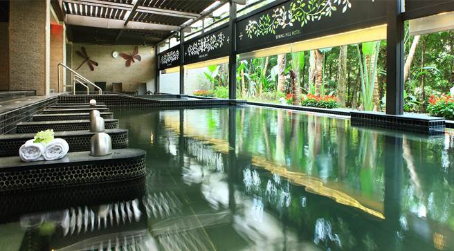 出云风吕近百坪的半室外男、女裸汤，备有水疗按摩池、低温池、高温池、冰水池及三温暖烤箱、蒸汽室设备。(花季度假饭店提供)