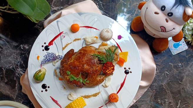 「炉烤农场珠鸡衬龙胆石斑」，严选高雄田寮在地养殖、肉质细致的16 oz珍珠鸡入菜，鸡肉鲜嫩，龙胆石斑厚实。(陈韵萍摄)