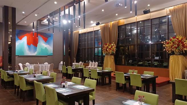 飯店內隨處可見藝術品，餐廳的牆上掛著日本藝術家六角彩子價值3000萬的畫作。(陳韻萍攝)
