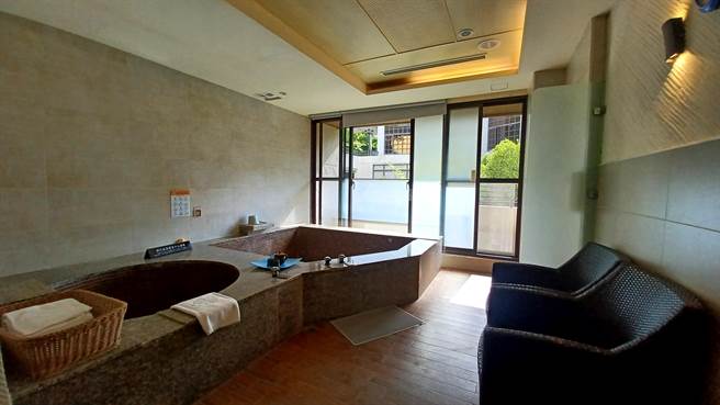 冬天常有在地居民运动后来此付费泡汤，舒缓肌肉酸痛。照片为日暮汤屋。(陈韵萍摄)