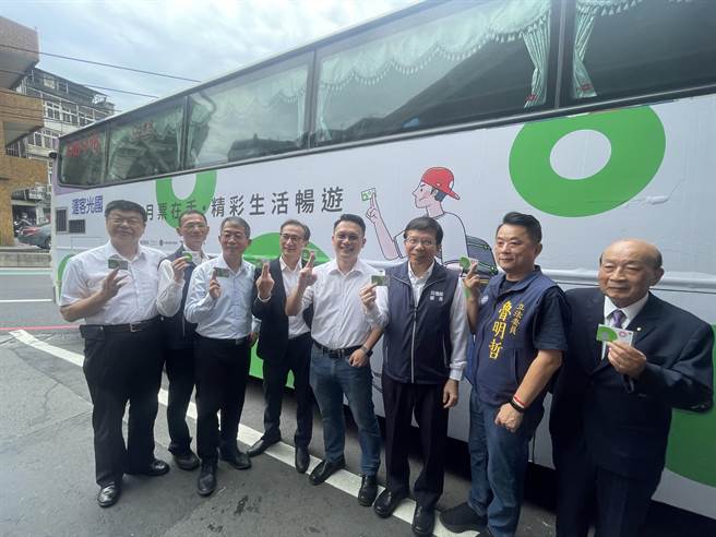 交通部长王国材视察桃园地区TPASS整备情形。(吕筱蝉摄)