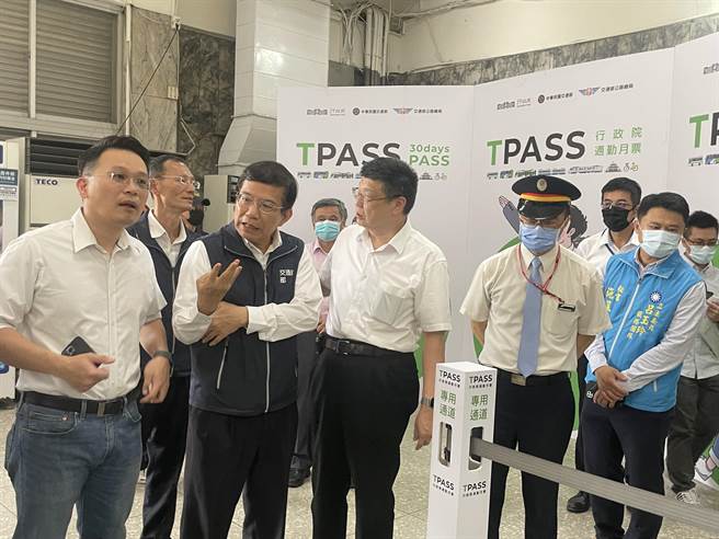 交通部长王国材视察桃园地区TPASS整备情形。(吕筱蝉摄)