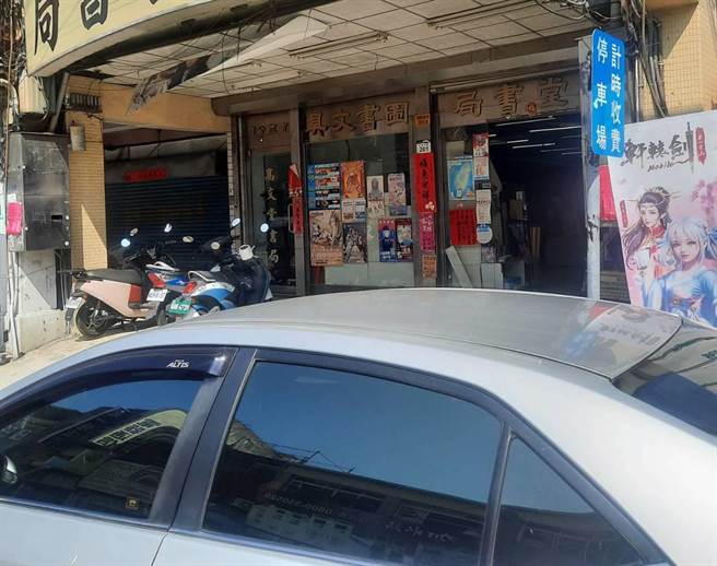 左营警方对这辆停在左营大路上贴着封条的汽车，依法开单处理。（翻摄照片／林瑞益高雄传真）