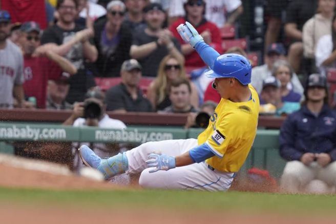 红袜吉田正尚安打衝上三垒。（美联社）