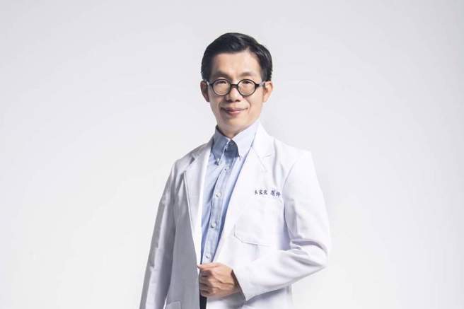 足踝专科资深名医朱家宏。（《自己的脚痛自己救》／时报出版）