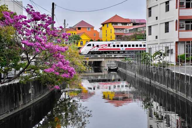 位于彰化大村乡的「彩色欧洲屋」，附近有座桥每天都有台铁列车经过，引发各地摄影好手前往朝圣。（图／网友萧正辉授权提供）