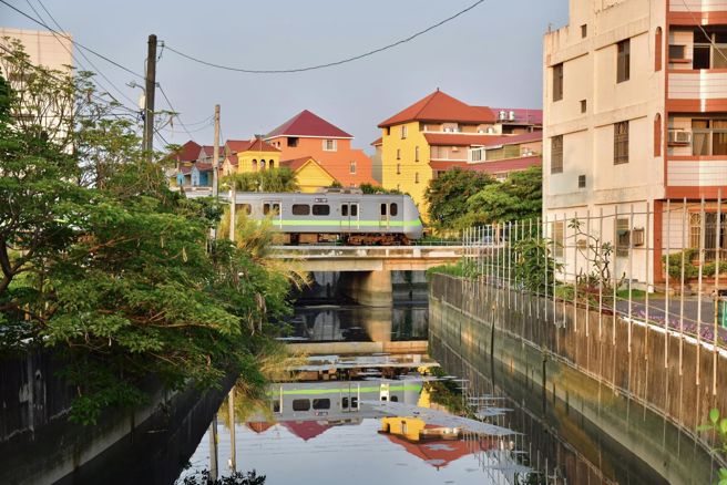 萧正辉先生捕捉各种列车行经的样貌。（图／网友萧正辉授权提供）