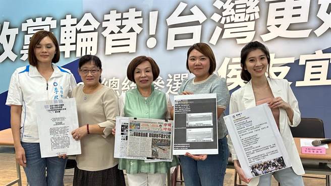 国民党高市党部举行记者会，主题为「希望「迈搁乱啊，爸妈老师要安心《药物标准说不清 卫福部踹共》」，包括「全国幼儿园暨教保人员联盟总会」总会长刘秋芳、高市幼教协会荣誉理事长童燕珍、高市议员邱于轩、高市左楠区立委参选人李眉蓁、高市镇港区立委参选人李明璇出席。（柯宗纬摄）