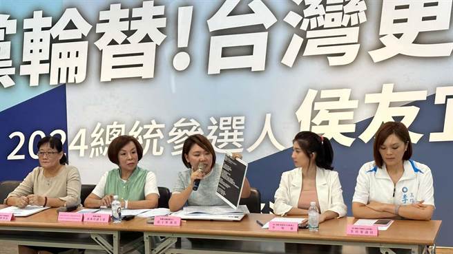 国民党高市党部举行记者会，主题为「希望「迈搁乱啊，爸妈老师要安心《药物标准说不清 卫福部踹共》」，包括「全国幼儿园暨教保人员联盟总会」总会长刘秋芳、高市幼教协会荣誉理事长童燕珍、高市议员邱于轩、高市左楠区立委参选人李眉蓁、高市镇港区立委参选人李明璇出席。（柯宗纬摄）