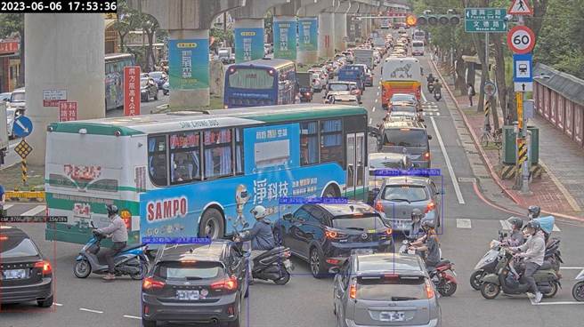 路口未净空违规车辆。(交通局提供／蔡依珍桃园传真)