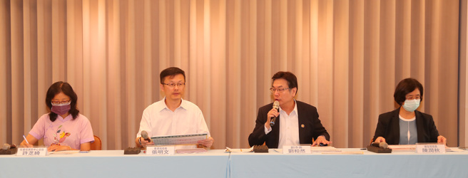 新北市政府19日针对幼儿园喂药事件召开后续处理记者会，社会局家访中心主任许芝绮（左起）、教育局长张明文、副市长刘和然与卫生局长陈润秋出席。（季志翔摄）