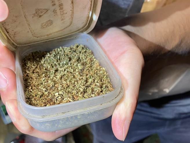 賴姓泰國籍夫妻栽種、製造大麻，大麻花成品市值超過千萬元，全案詢後依違反毒品危害防制條例移送台南地檢署偵辦。（高市小港分局提供／袁庭堯高雄傳真）