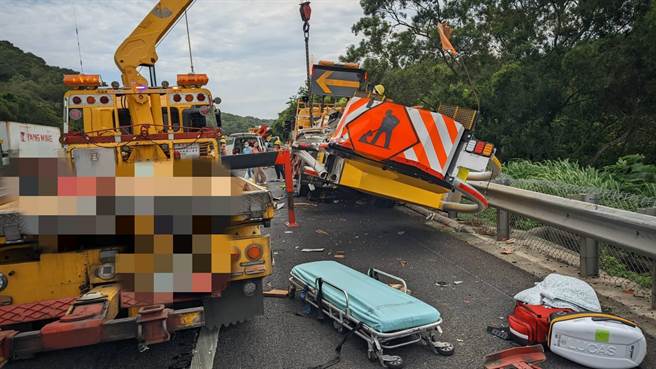 在路肩施工的缓衝车遭联结车追撞。（民眾提供／李京升苗栗传真)