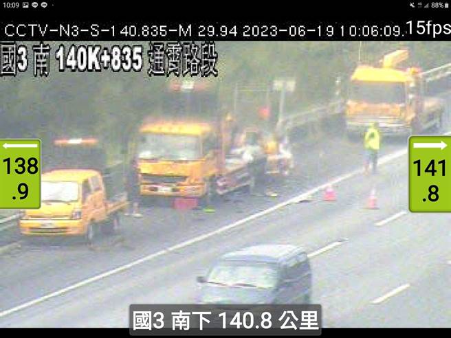 车祸现场一片狼籍，也造成车流回堵。（民眾提供／李京升苗栗传真)