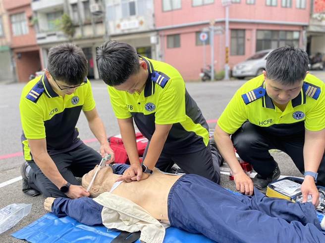 北埔分队黄羿泓（左起）、吴志文和潘柏任示范OHCA急救处置。（新竹县消防局提供／邱立雅竹县传真）
