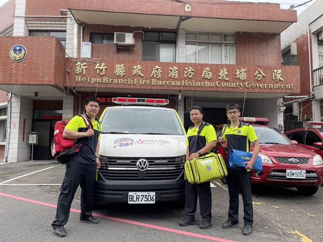 北埔分队潘柏任（左起）、吴志文及黄羿泓成功将患者从鬼门关前拉回。（新竹县消防局提供／邱立雅竹县传真）