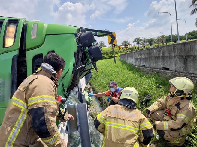 國一新營交流道翻車，水泥車駕駛頭顱破裂當場失去生命跡象。（讀者提供／張毓翎台南傳真）