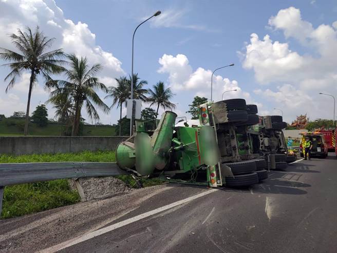 國一新營交流道翻車，水泥車駕駛頭顱破裂當場失去生命跡象。（讀者提供／張毓翎台南傳真）