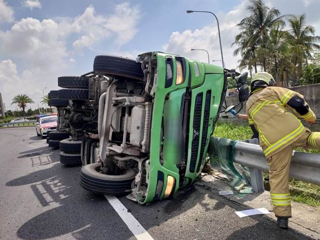 國一新營交流道翻車，水泥車駕駛頭顱破裂當場失去生命跡象。（讀者提供／張毓翎台南傳真）