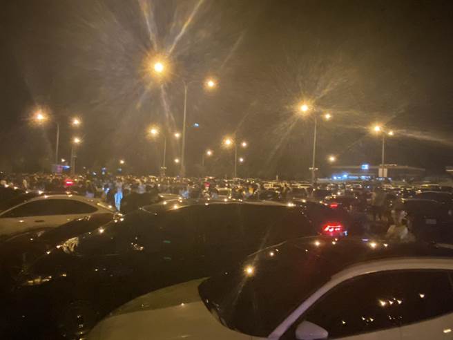 上百輛改裝車17日晚間聚集國道3號南投休息區，現場人山人海彷彿不夜城。（民眾提供／楊靜茹南投傳真）