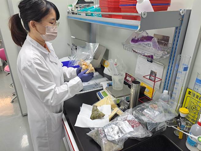 花蓮縣衛生局抽檢市售的肉粽，查獲1家製造業者場所逾期調味料，依法開罰。（花蓮縣衛生局局提供／王志偉花蓮傳真）