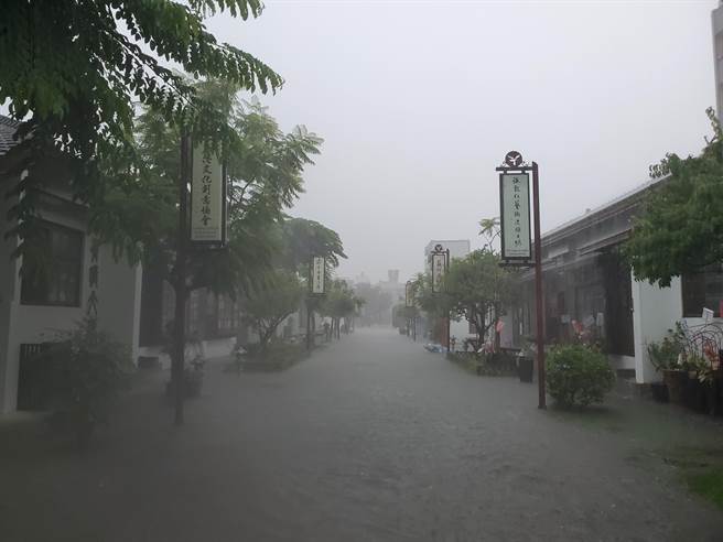 綠色和平表示，鹿港地區近15年的梅雨期總累積雨量較前15年增加25％，近30年來共發生4次超過200mm的豪雨，相當於20萬座標準游泳池水量。圖為鹿港老街淹水。（綠色和平提供）