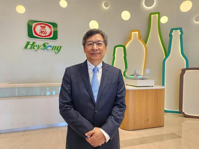 （黑松成为全台饮料业第一家取得「绿色工厂标章」的企业，张斌堂强调，携手产业一起加速绿色转型。图／黑松提供）