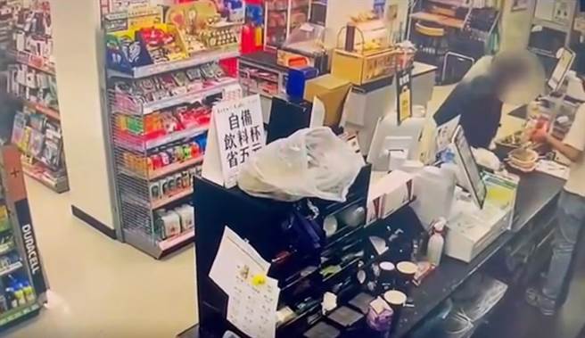 賴男將餐盒放置在收營台並對店員表明自己沒錢。（翻攝畫面）