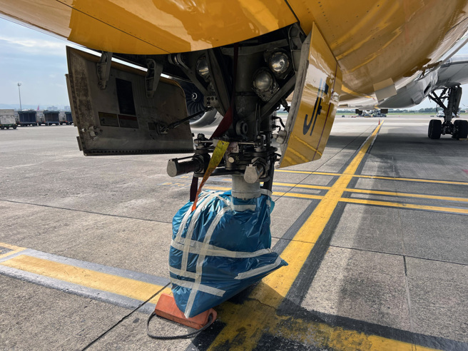 酷航降落桃園機場，鼻輪竟少了一半輪胎。（讀者提供）