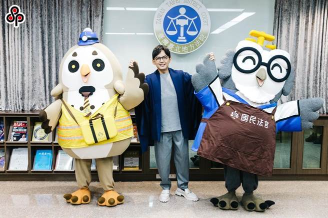 台北地方法院日前举办国民法官模拟法庭成果发表会，邀请2年来参与过模拟法庭的民眾回娘家参与，其中台北地院国民法庭开箱第一人、黄子佼（中）也受邀出席，他还跟国民法官吉祥物乔治（右）、希多士（左）一同登台，也是乔治跟希多士首次合体亮相。（本报资料照片，郭吉铨摄）