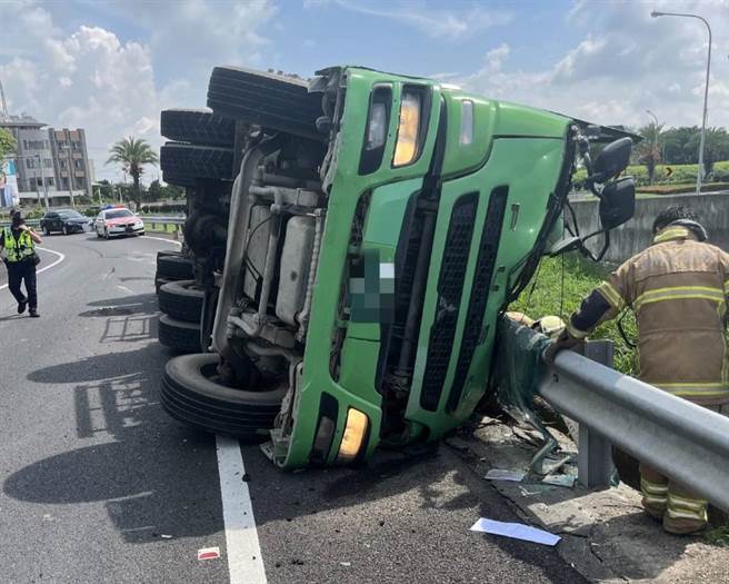 国一新营交流道死亡车祸，驾驶疑未减速自撞翻覆。（读者提供／张毓翎台南传真）