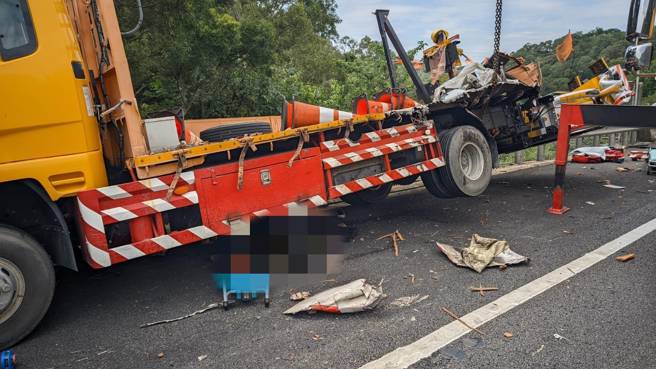 國3聯結車撞緩衝車！2工人下車除草遭追撞，雙雙不治。(民眾提供／李京昇苗栗傳真)
