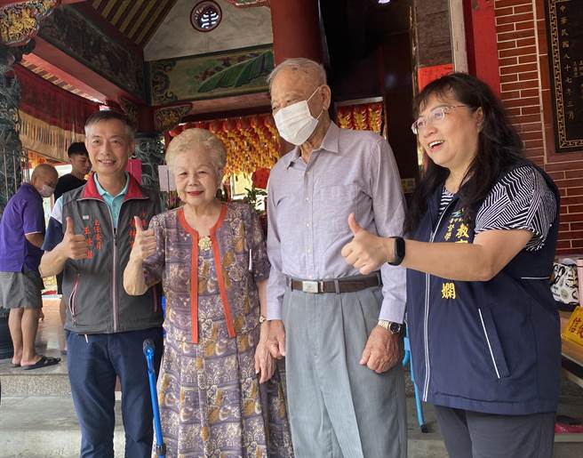 媒体18日公布一份2024总统民调，柯文哲窜升为第一，柯妈妈（左2）、柯爸爸（右2）19日到台中参加一场公益活动。柯妈妈回应表示，民调就像股票起起落落，就是要努力、做好事，让人民认同。（陈淑芬摄）