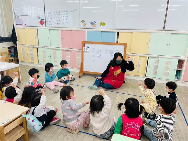 中華民國幼教聯合總會昨發聲明呼籲真相尚未釐清前應暫停幼兒園及教保人員餵藥，桃園市教保團體對此表示，雖然痛心但支持該決定。圖為幼兒園上課示意圖，與本新聞無關。（桃園市教育局提供／陳夢茹桃園傳真）