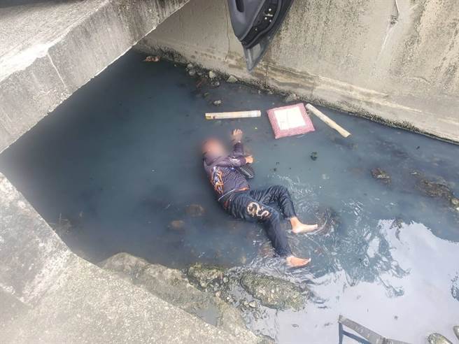 叶男竟从驾驶座喷飞出来，直接摔落水沟里，头部撕裂伤、左尺骨骨折等，所幸经送医后无大碍。（民眾提供／吴建辉彰化传真）