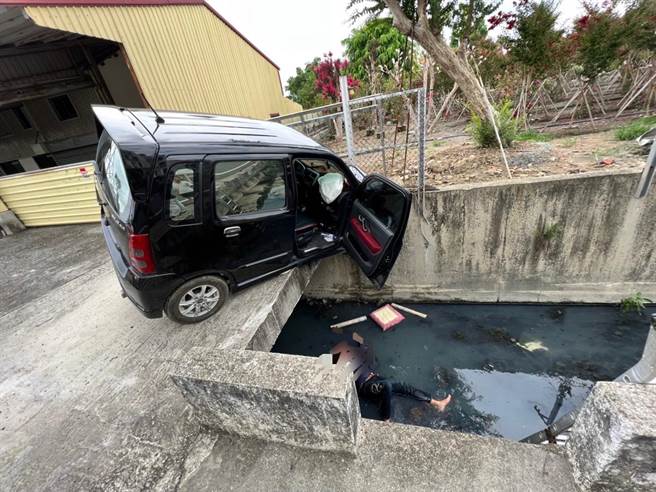 但当时并没有连人带车跌入沟去，叶男自小客车卡在围篱上，变成跷跷板卡在桥上，但叶男则飞出车外掉落沟内碍。（民眾提供／吴建辉彰化传真）
