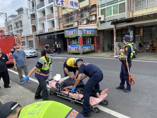 警消表示，获报后将叶男救起，发现其身上有浓厚酒味，经酒测发现超标，酒测值达0.57涉及酒驾，讯后依公共危险罪移送法办碍。（民眾提供／吴建辉彰化传真）